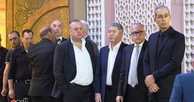 عمرو الفقى يتلقى عزاء وليد مصطفى بمسجد الشرطة فى الشيخ زايد