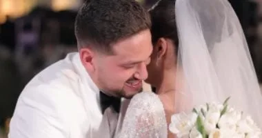 رنا رئيس تبدأ حفل زفافها بوصلة رقص على المسرح مع زوجها
