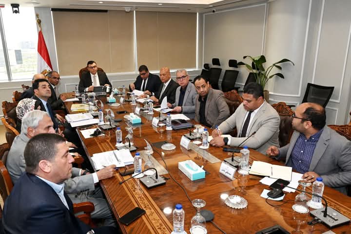 وزير الإسكان يتابع موقف تنفيذ المرحلة الثانية لمحطة تنقية مياه الشرب بمدينة ٦ أكتوبر