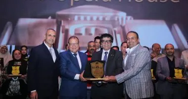 رئيس الأوبرا يكرم عددًا من الفنانين والإداريين بمناسبة عيد العمال