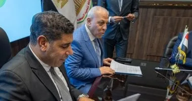 هيئة تنمية الصعيد توقع عقود تشغيل مجمع صناعات تجفيف الطماطم بالأقصر.. صور