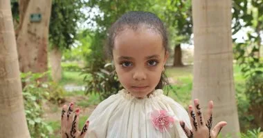 الحنة السودانى.. حكاية سيدة سودانية ترسم الحناء وتزين الأيادى بنقوش بديعة