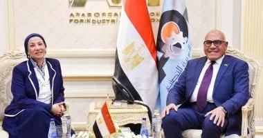 رئيس العربية للتصنيع ووزيرة البيئة يشهدان توقيع اتفاقيات مشترك