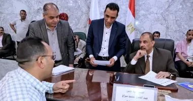محافظ سوهاج يبحث مطالب وشكاوى المواطنين فى اللقاء الجماهيرى