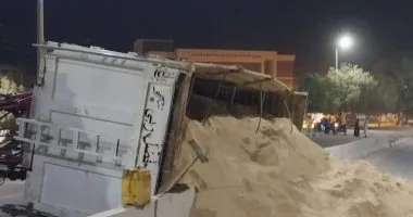 انقلاب شاحنة محملة بالرمال فوق كوبرى المحاميد بأسوان