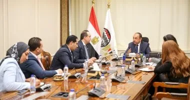 وزير قطاع الأعمال يبحث مع رئيس هيئة الرعاية الصحية تعزيز التعاون المشترك لدعم الصناعة