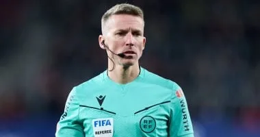الكشف عن حكم الكلاسيكو الحاسم بين برشلونة ضد ريال مدريد