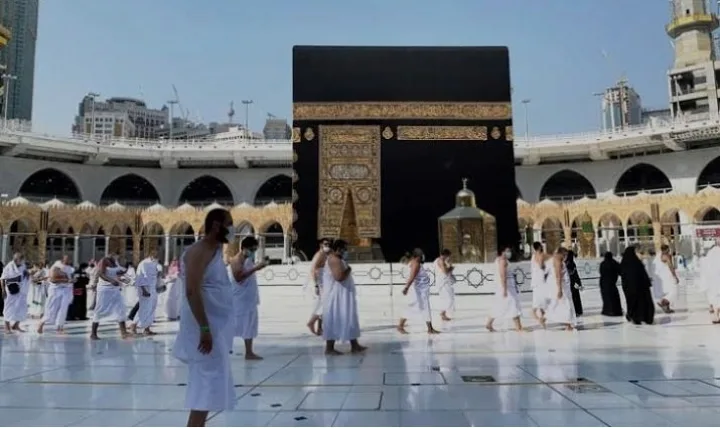 الداخلية السعودية تفرض غرامة مالية "100,000"ريال على من يقوم بنقل حاملي تأشيرات الزيارة إلى مكة والمشاعر المقدسة