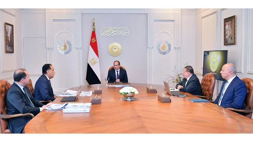 الرئيس السيسي يجتمع برئيس مجلس الوزراء ومحافظ البنك المركزي ووزير المالية