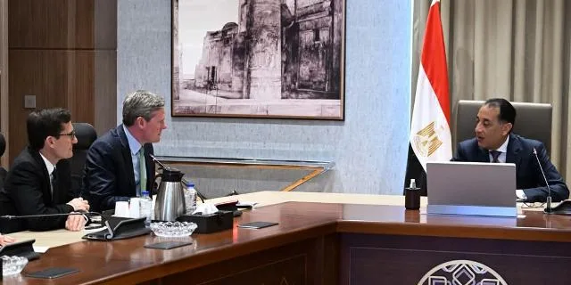 رئيس الوزراء يستعرض مع الرئيس التنفيذي لشركة "فيزا" خطط الشركة للاستثمار في مصر