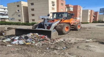 إزالة النفايات المتجمعة بين الأحياء السكنية خلال حملة في الإسكندرية