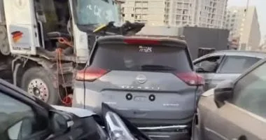 تهشم 7 سيارات بعد اصطدام تريلا بها داخل معرض بالقطامية.. صور