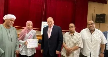 وكيل "تعليم قنا" يكرم الحاصلين على ثالث الجمهورية فى أوائل الطلاب