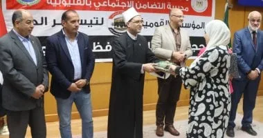 محافظ القليوبية يسلم حجاج الجمعيات الأهلية زى الإحرام وسط فرحة وزغاريد.. صور