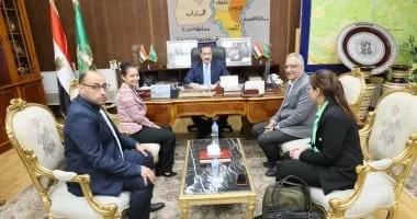 محافظ المنوفية يلتقى طالبة فى الشهادة الإعدادية لتميزها فى البحث العلمى