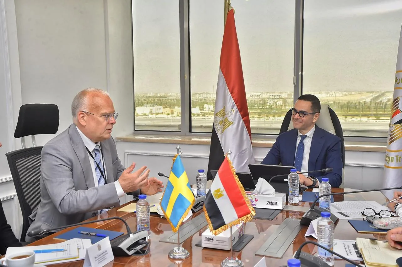 وزير الاستثمار يلتقي السفير السويدي لبحث سبل تعزيز العلاقات الاقتصادية بين البلدين