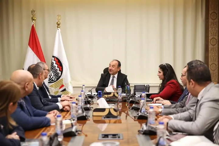 وزير قطاع الأعمال يبحث مع "شاهينلر" التركية فرص الاستثمار في قطاعات الغزل والنسيج والسياحة