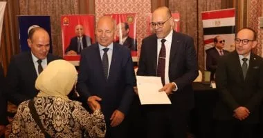 وزير العمل ومحافظ القاهرة يُسلمان عقود عمل جديدة لذوى همم
