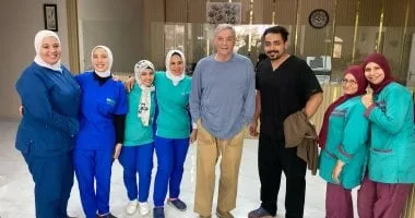 محمود حميدة يزور صبري عبد المنعم للإطمئنان عليه ويلتقط صورة مع الطاقم الطبي