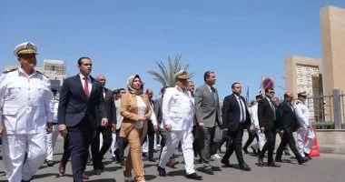 محافظ دمياط يضع إكليل الزهور على النصب التذكارى للجندى المجهول