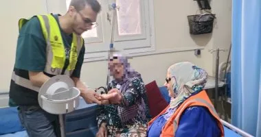 "التدخل السريع" يودع مسنة تركها أبناؤها بالشارع بدار رعاية فى الدقهلية