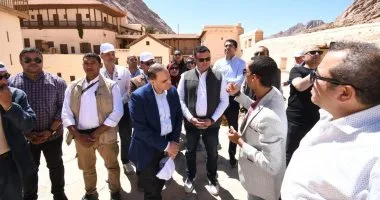 وزير الإسكان يزور "دير سانت كاترين" بمنطقة وادى الدير