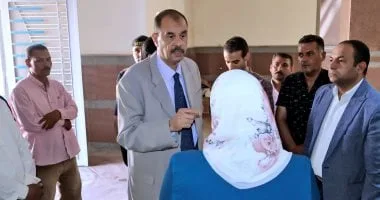 محافظ سوهاج يتفقد معرض تسويق المنتجات الحرفية بحى الكوثر