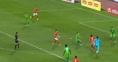 الشوط الأول.. الأهلي يتقدم على المصري بهدفين لهدف في الدوري