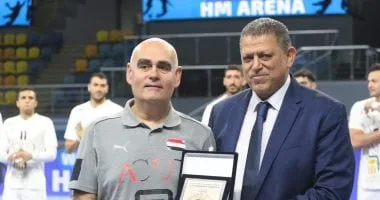 خالد فتحي يهدي باستور درع اتحاد اليد