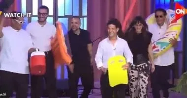 دخلوا بالعوامات.. دخول طريف لأبطال فيلم نجوم الساحل لاستوديو "معكم"