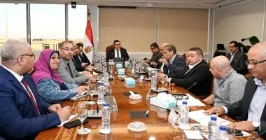 وزير الإسكان يعقد اجتماعا مع مسئولي شركة "سيتي إيدج" لمتابعة موقف مبيعات المشروعات