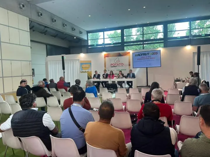 الحجر الزراعي المصري يبرز جودة البطاطس في معرض "ماك فروت 2025" بإيطاليا