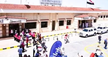 مع بداية الموسم الصيفى.. محافظ مطروح يستقبل أول أفواج السياحة الخارجية بالمطار