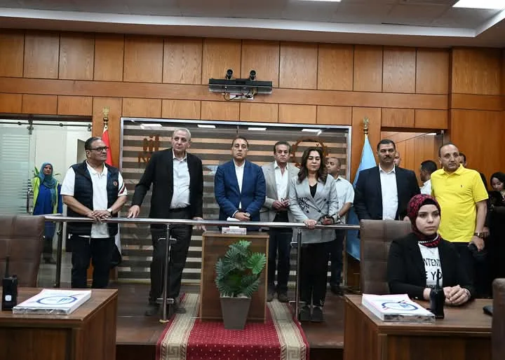 رئيس الوزراء يتفقد مركز سيطرة الشبكة الوطنية للطوارئ والسلامة العامة بالغربية