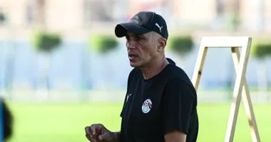 أسامة نبيه يحفز لاعبى منتخب الشباب قبل مواجهة تنزانيا بأم إفريقيا