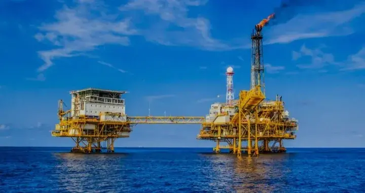 النفط بصدد مكاسب أسبوعية وسط ترقب للمحادثات الأمريكية الصينية