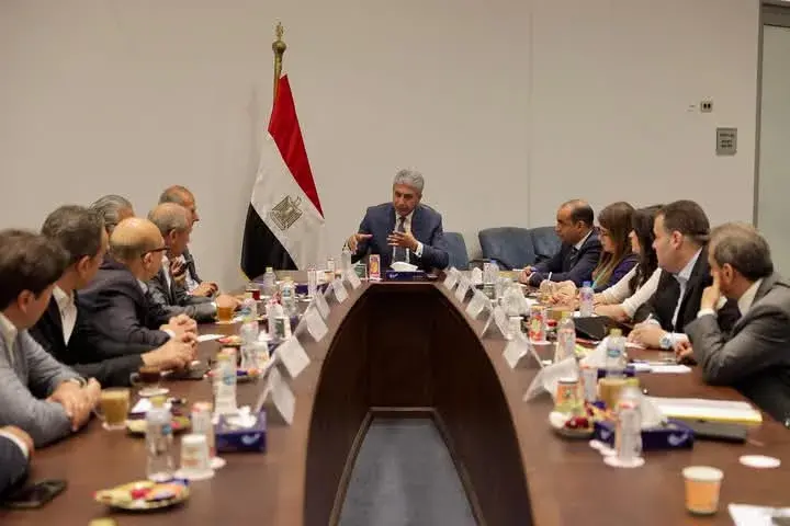 وزير السياحة والآثار يتابع تطوير منظومة التشغيل التجريبي للخدمات السياحية بأهرامات الجيزة