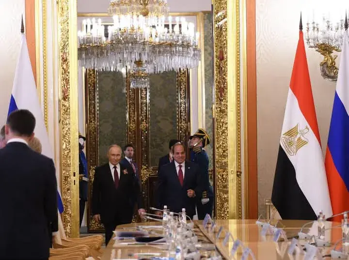الرئيس السيسي يلتقي فلاديمير بوتين على هامش احتفالات عيد النصر