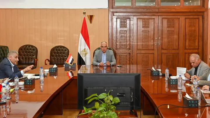 وزير الري يراقب كفاءة النظام المائي ويصدر توجيهات عاجلة للتعامل مع ارتفاع درجات الحرارة