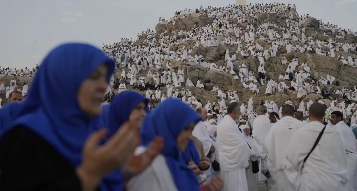 السعودية تفرض غرامة قدرها 20,000 ريال على من يقوم بأداء الحج أو يحاول ذلك دون الحصول على تصريح.