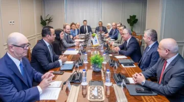 رئيس هيئة قناة السويس يناقش مع مسؤولين من “ميرسك” سبل تعزيز التعاون المشترك