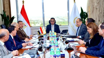 وزير التموين يلتقي برؤساء شركتي “النيل” و”الإسكندرية” لمناقشة خطة تحسين المجمعات الاستهلاكية وتوفير السلع الضرورية.