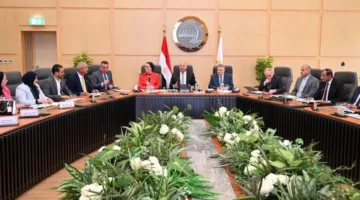وزير الصناعة: تنفيذ خدمة جمع النفايات من السفن وفق معايير الاستدامة البيئية مع الحفاظ على سلامة العمال
