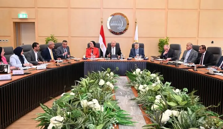 وزير الصناعة: تنفيذ خدمة جمع النفايات من السفن وفق معايير الاستدامة البيئية مع الحفاظ على سلامة العمال وزير الصناعة: تنفيذ خدمة جمع النفايات من السفن وفق معايير الاستدامة البيئية مع الحفاظ على سلامة العمال