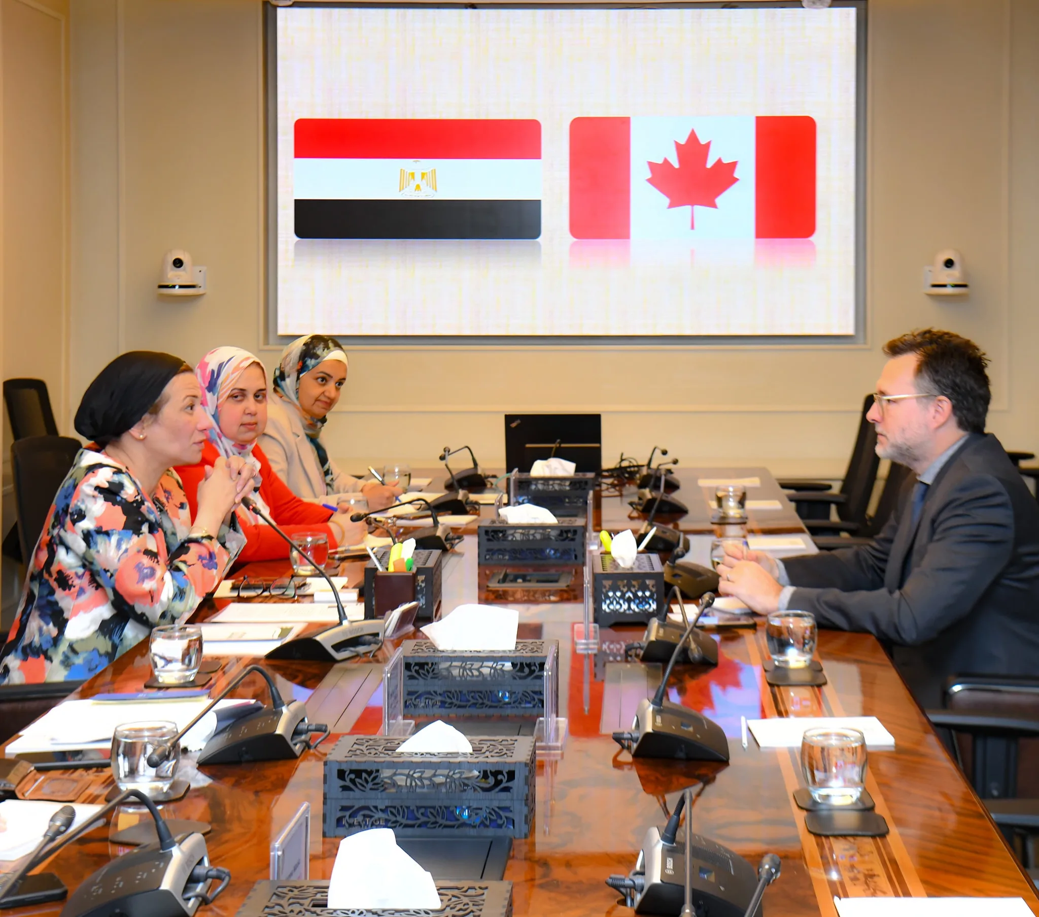 وزيرة البيئة تجتمع بالسفير الكندي لمناقشة تعزيز التعاون في مجال التحول الأخضر وإدماج المفاهيم البيئية في التعليم المهني. وزيرة البيئة تجتمع بالسفير الكندي لمناقشة تعزيز التعاون في مجال التحول الأخضر وإدماج المفاهيم البيئية في التعليم المهني.