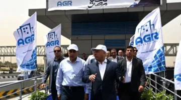 رئيس الوزراء يتفقد نظام تشغيل الأتوبيس الترددي BRT ويستمع إلى شرح حول الربط بين المحطات.