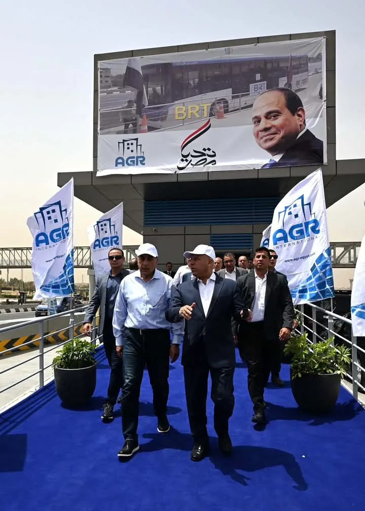 رئيس الوزراء يتفقد نظام تشغيل الأتوبيس الترددي BRT ويستمع إلى شرح حول الربط بين المحطات. رئيس الوزراء يتفقد نظام تشغيل الأتوبيس الترددي BRT ويستمع إلى شرح حول الربط بين المحطات.