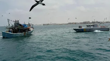 حرس الحدود في مكة ينجح في إنقاذ 10 مقيمين مصريين بعد جنوح زورقهم البحري