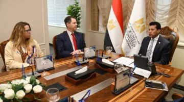 وزير الرياضة يجتمع بالسفير الإسباني وممثلي نادي فياريال لاستكشاف آفاق التعاون المشترك
