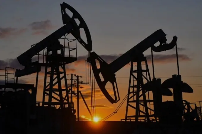 غموض المباحثات بين الولايات المتحدة وإيران يؤثر على أسعار النفط سلباً غموض المباحثات بين الولايات المتحدة وإيران يؤثر على أسعار النفط سلباً